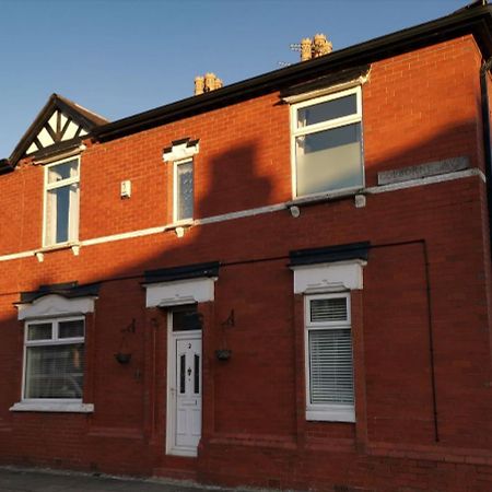 Corner House, Sleeps 8 In 4 Bedrooms, Near Train Station, Great Value! Manchester Exterior photo