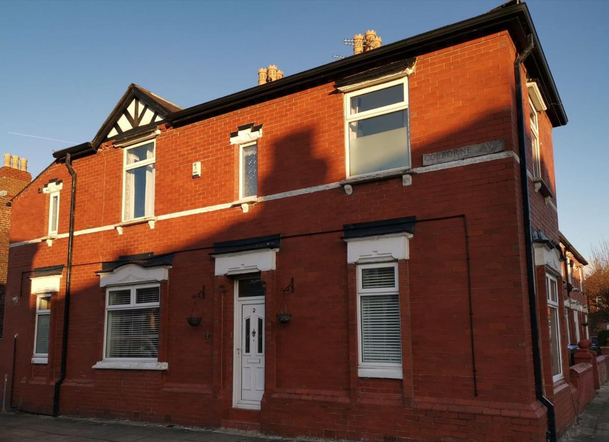 Corner House, Sleeps 8 In 4 Bedrooms, Near Train Station, Great Value! Manchester Exterior photo